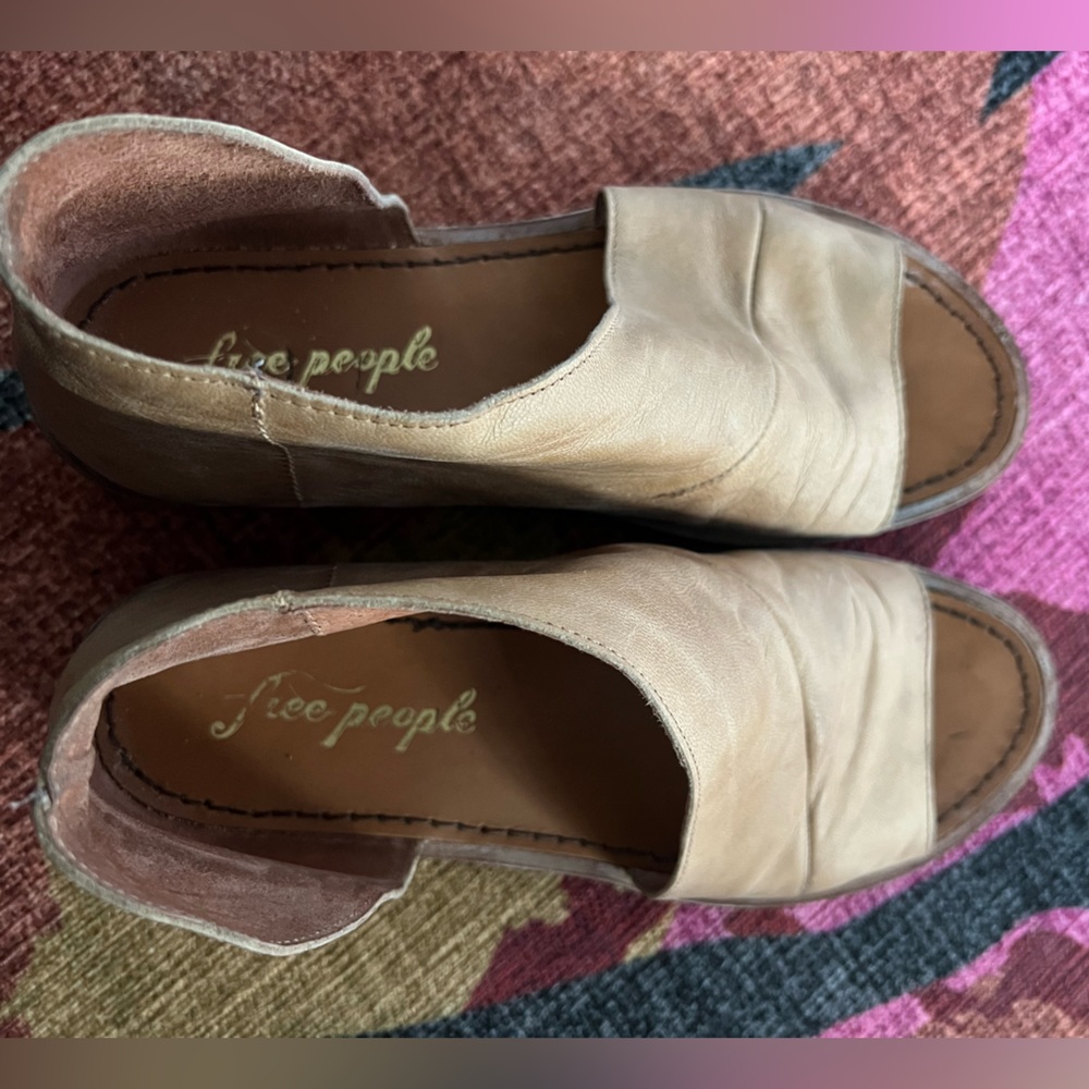 Well loved Free People Royale opened toe flat. Tan leather